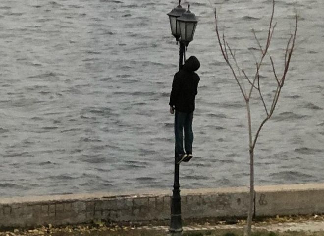В Астрахани обнаружили повешенного на фонарном столбе мужчину