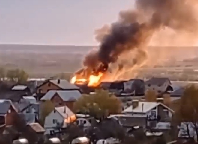 Пожар в четырех домах в поселке Канищево попал на видео
