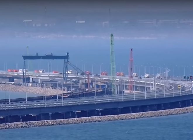 Открылось движение грузовиков по Крымскому мосту