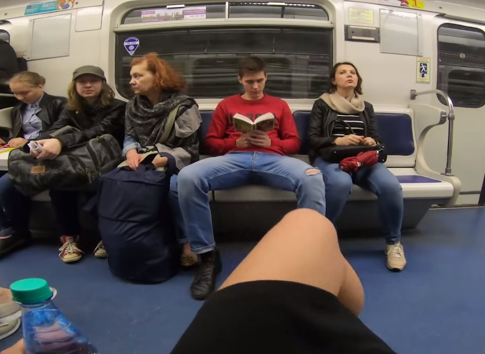 Полиция установила личность девушки, обливавшей мужчин в метро Петербурга