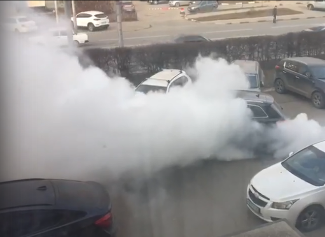 Видео: на парковке на улице Есенина Audi протаранила две машины и задымилась