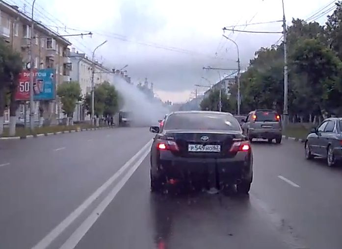 На улице Циолковского загорелась маршрутка (видео)