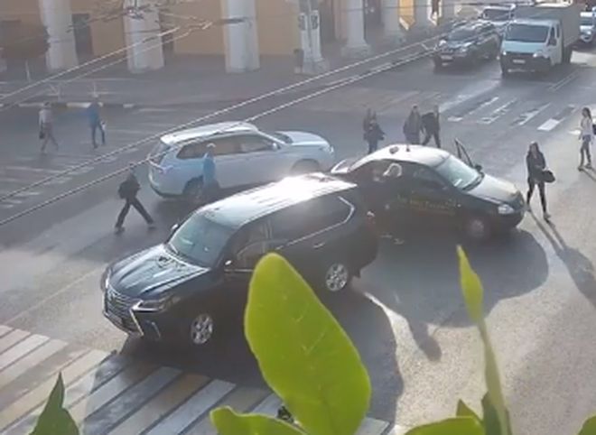 В центре Рязани столкнулись Lexus и такси (видео)