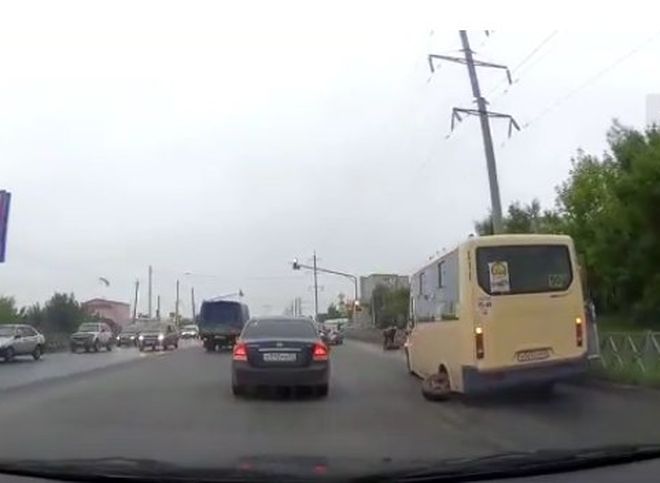 В Канищеве у маршрутки отвалилось колесо (видео)