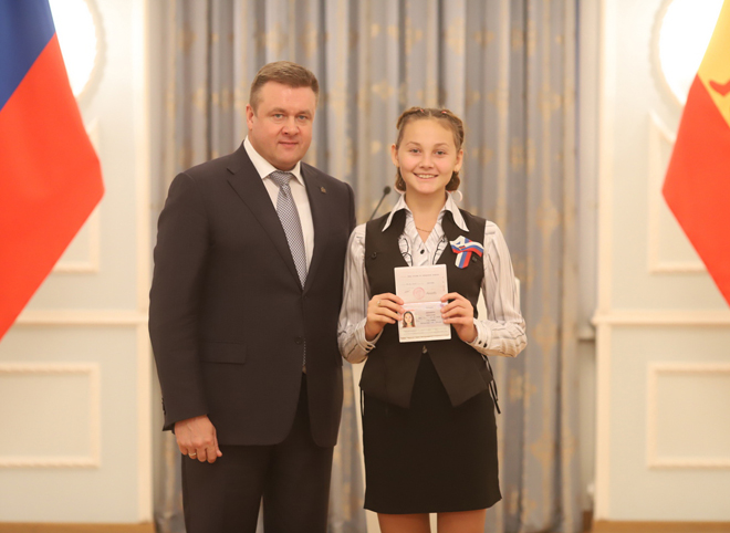 Губернатор Николай Любимов вручил паспорта лучшим школьникам региона