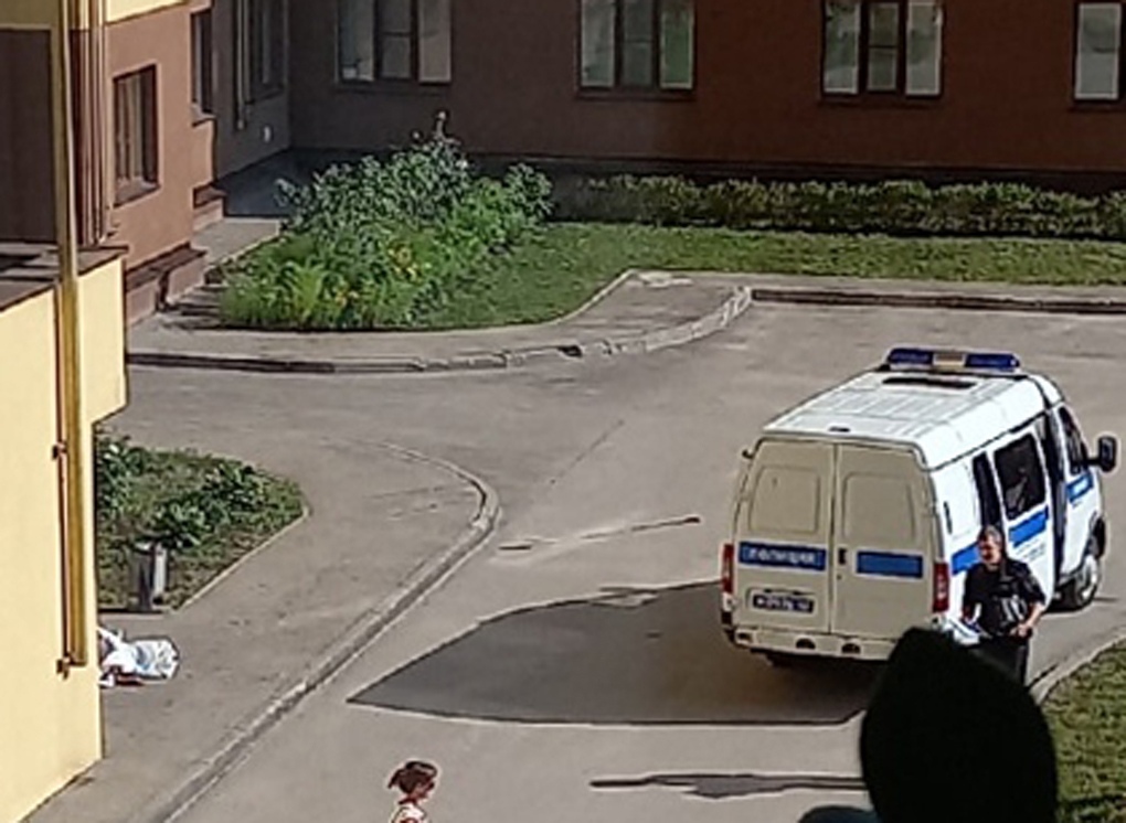 На улице Октябрьской мужчина погиб после падения из окна 