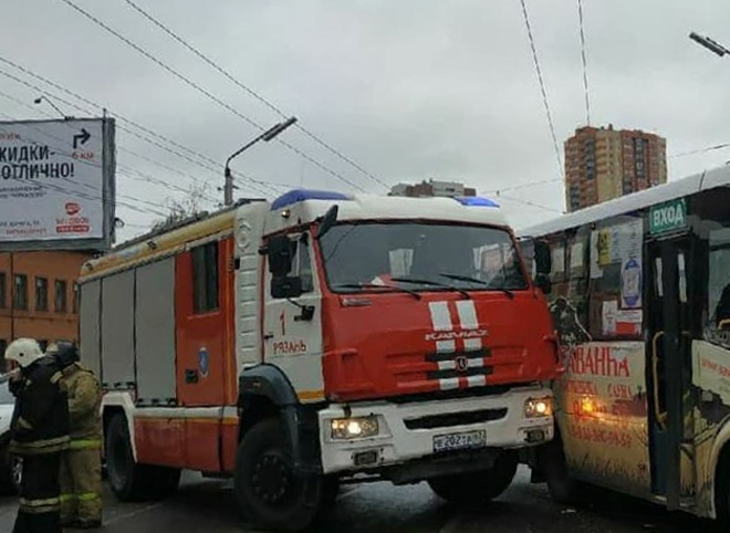 В Рязани пожарный автомобиль въехал в маршрутку