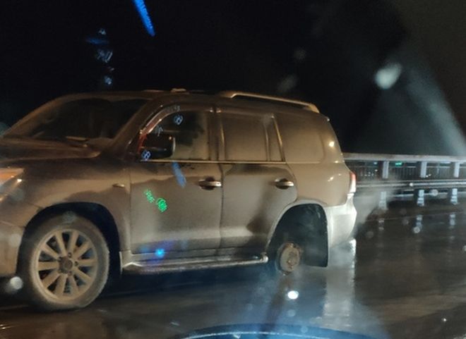 На Солотчинском мосту оторвавшееся у внедорожника колесо отлетело в другое авто