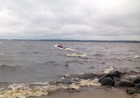 Опубликовано видео с места гибели детей на озере в Карелии