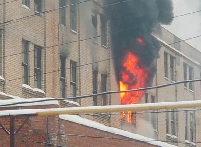 В Рязани произошел пожар на территории бывшего завода САМ