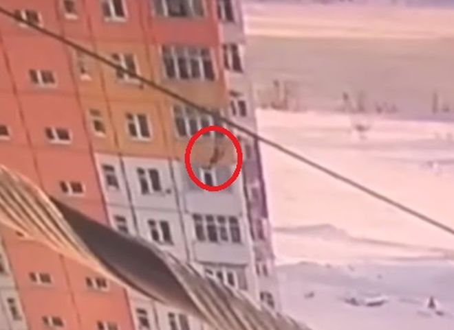 Жительница ХМАО осталась жива после падения из окна девятого этажа (видео)