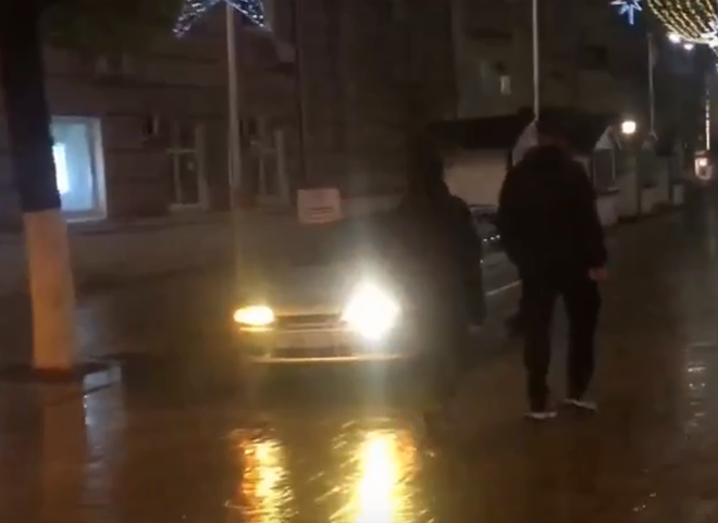 Полиция проводит проверку после проезда ВАЗа по пешеходной зоне в центре Рязани