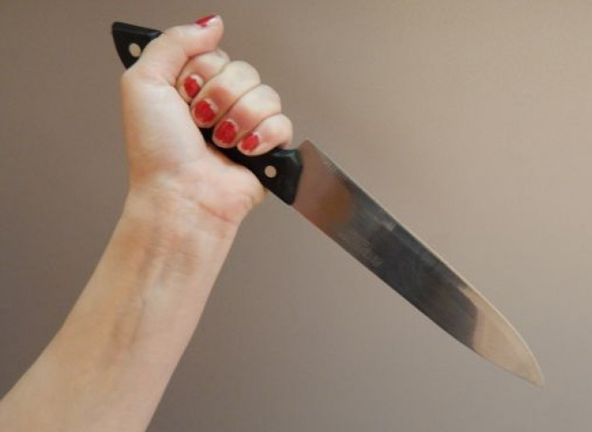 На улице Островского женщина набросилась на бывшего мужа с ножом