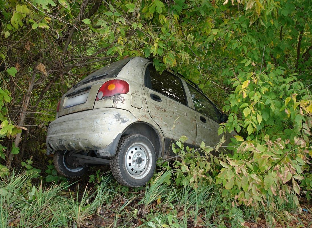 В Ермиши автомобиль без водителя укатился в кювет и повис на штыре