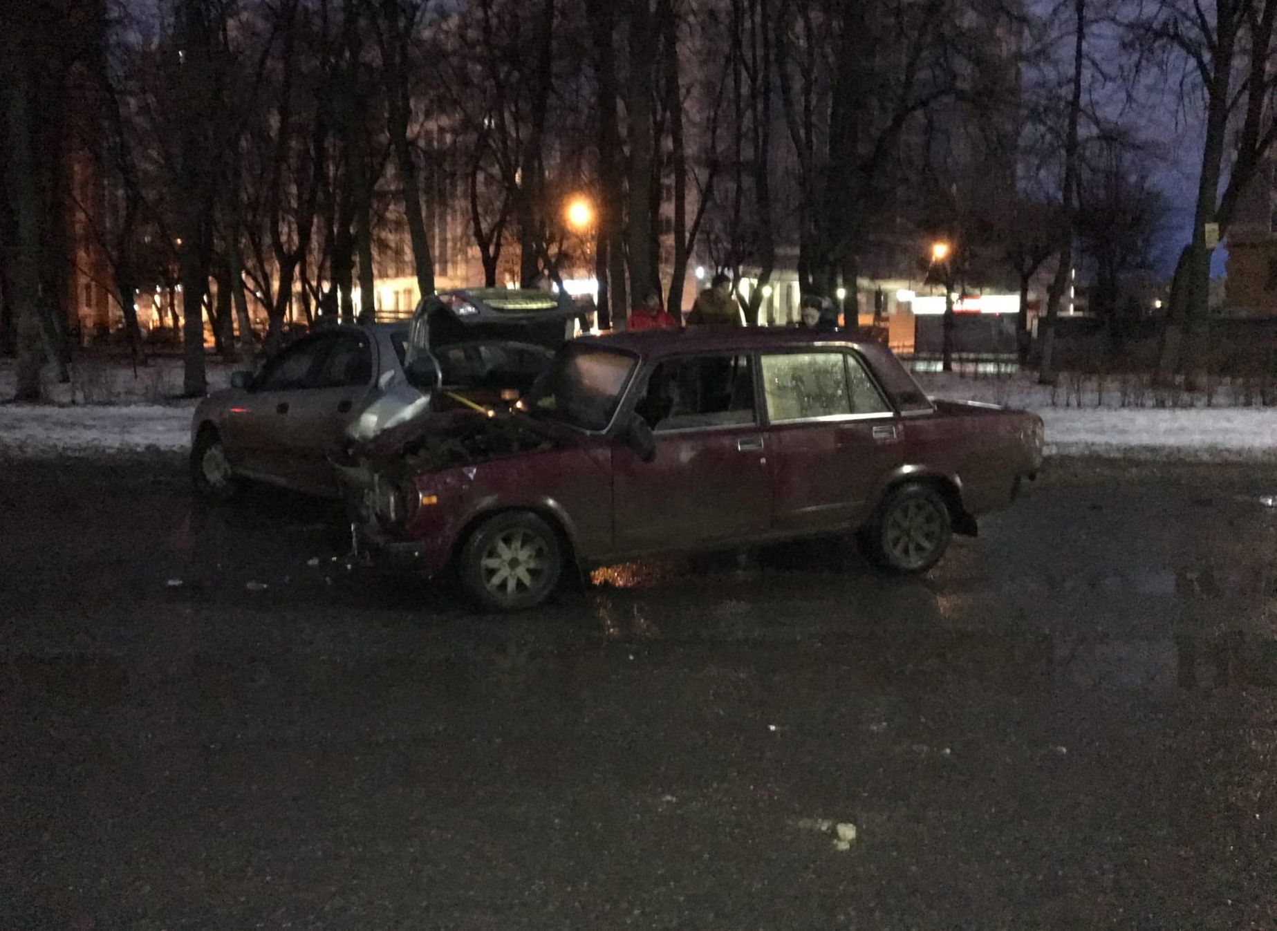 На улице Кудрявцева «семерка» сбила пешехода и врезалась в припаркованное авто