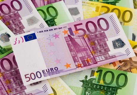 Курс евро опустился ниже 70 рублей впервые с июля