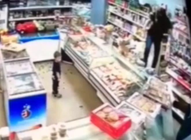 Неадекватная мать разгромила магазин под Москвой (видео)