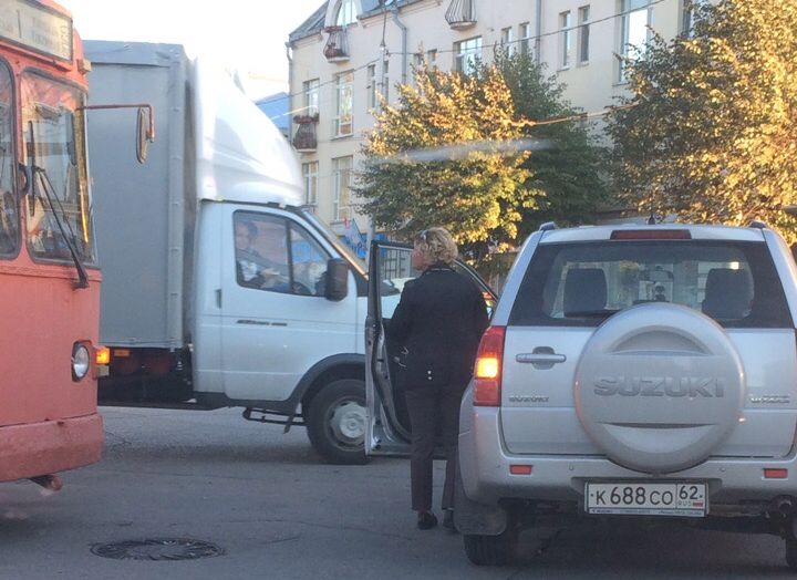 Соцсети: в центре Рязани «общительная» автоледи перекрыла дорогу троллейбусу