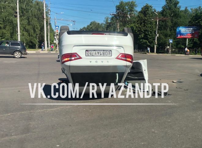 В Рязани на съезде с путепровода в Приокском перевернулась Lada Vesta
