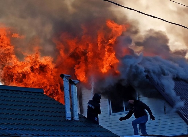 В Скопинском районе загорелся жилой дом
