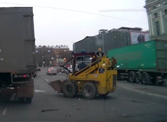 В Петербурге неуправляемый погрузчик повредил автомобили