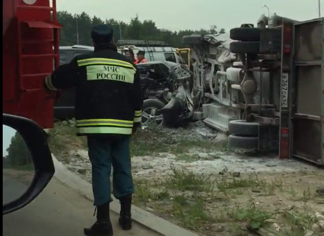На окраине Рязани пикап протаранил грузовик (видео)
