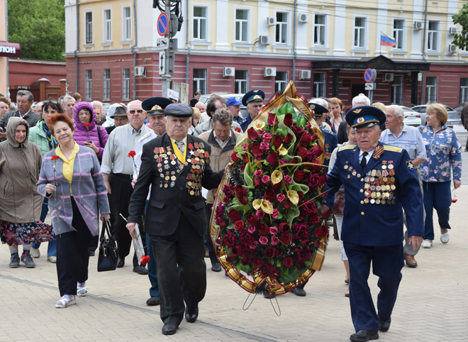 Делегация ветеранов из Воронежа возложила цветы к Вечному огню в Рязани