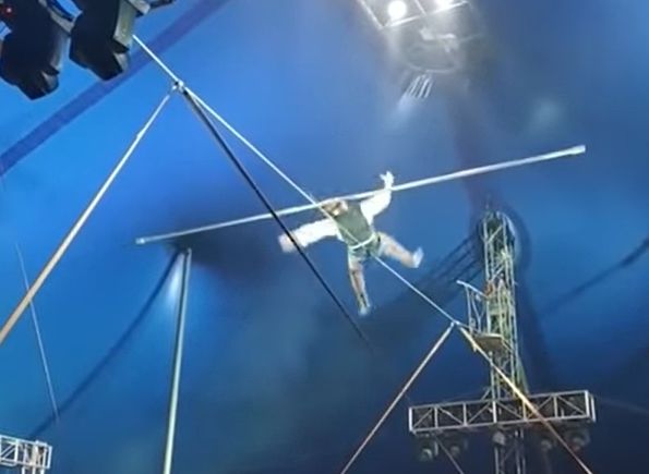 В Тольятти цирковой акробат сорвался с высоты (видео)