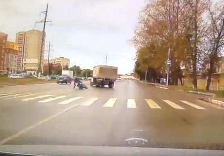 Опубликовано видео столкновения грузовика и мотоцикла на Высоковольтной