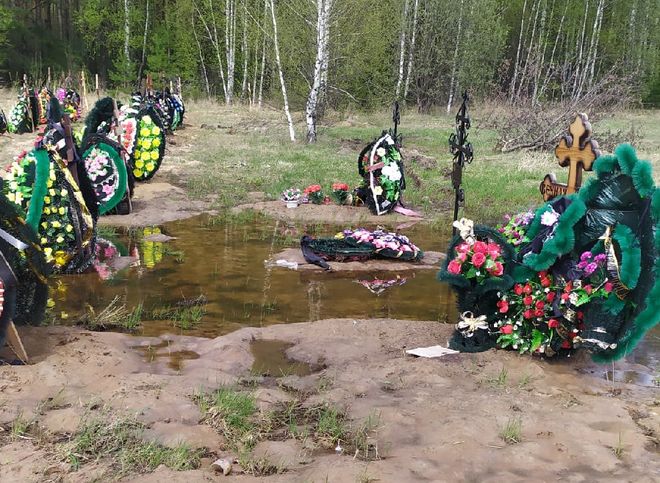 Жители Касимова рассказали, что на новом кладбище могилы утопают в воде