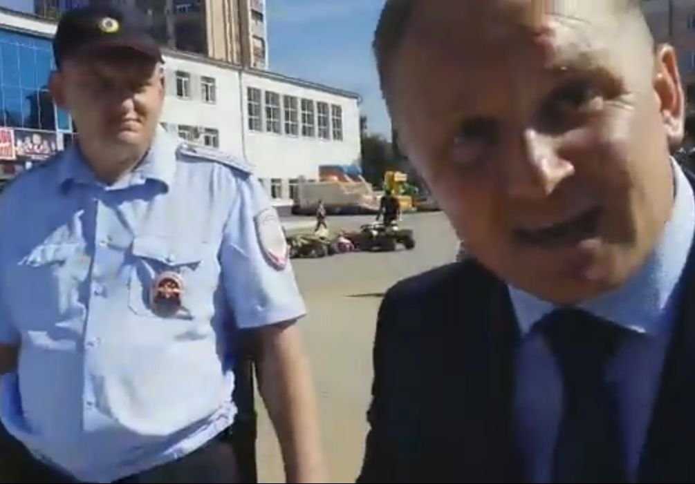 На Победе депутат Госдумы вступил в перепалку с полицией
