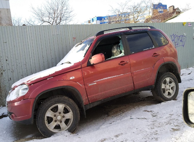 В Московском районе Рязани у припаркованного автомобиля разбили стекло