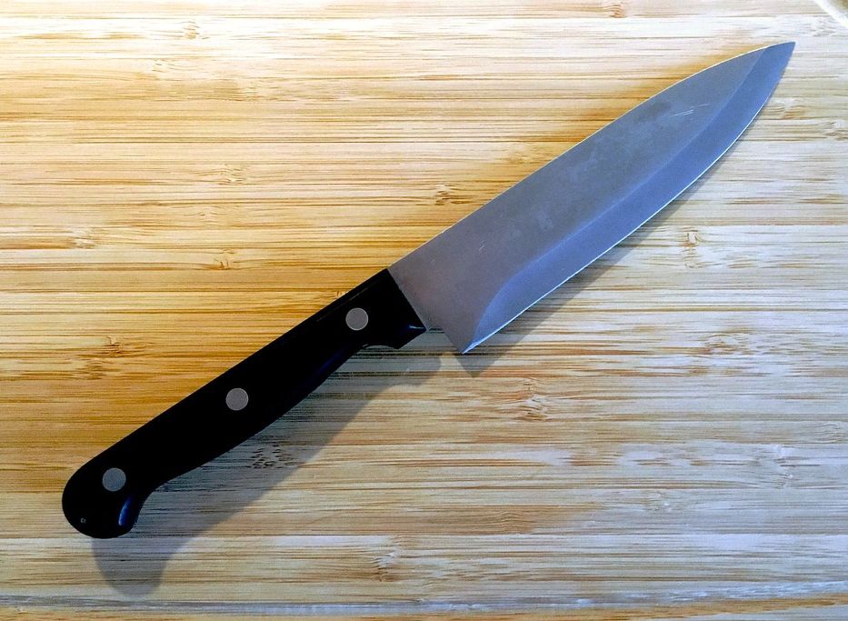 В Заокском рецидивист, угрожая ножом, ограбил мужчину