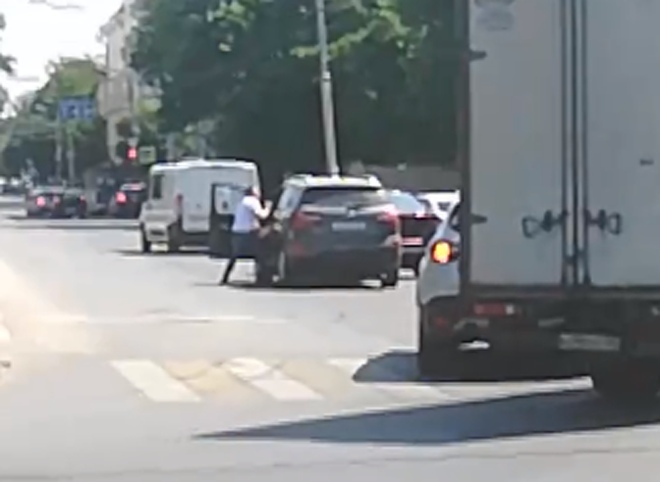 В центре Рязани водитель Renault напал на подрезавшего его автомобилиста (видео)