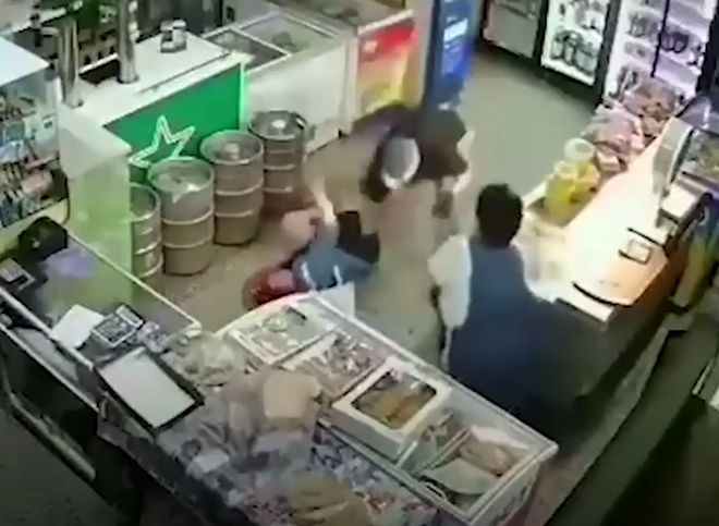 В Самаре грабитель порезал двух женщин в магазине (видео)