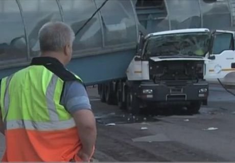 Грузовик снес пешеходный мост в Подмосковье (видео)