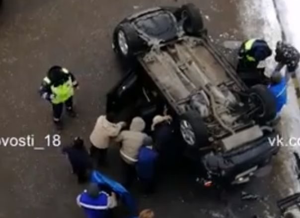 В Одинцове иномарка рухнула с третьего этажа парковки (видео)