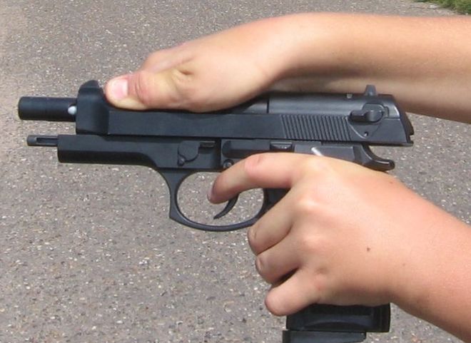 В Санкт-Петербурге четырехлетний мальчик принес в детский сад пистолет