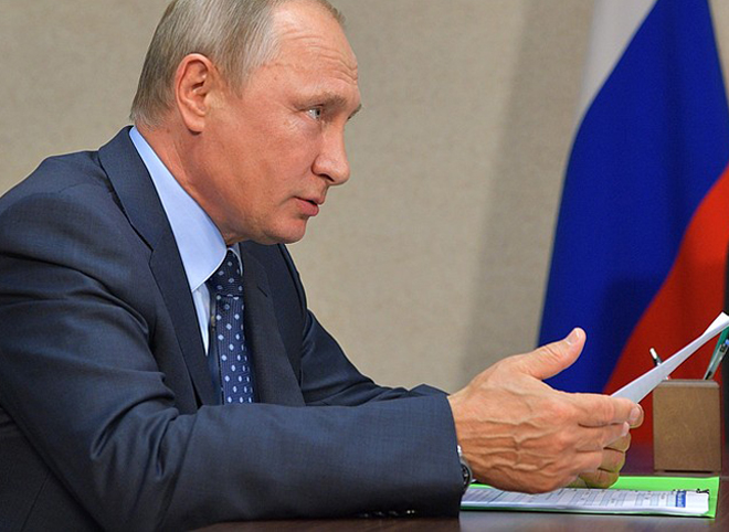 СМИ рассказали, что было в «зеленой папке» Путина, переданной Любимову