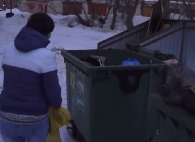 Рязанка показала, как выбросила новорожденного сына в мусорный бак