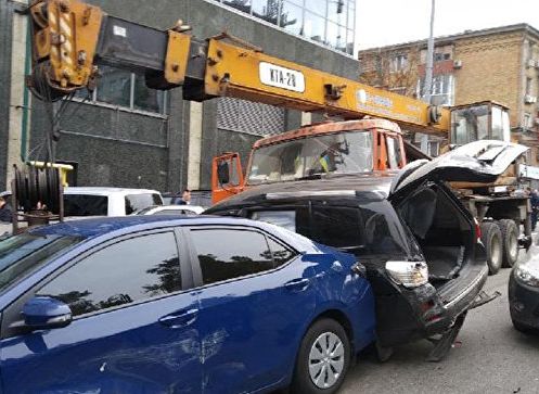 В Киеве неисправный автокран протаранил 17 автомобилей (видео)