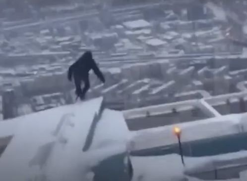 Очевидцы засняли прыжок 18-летнего парня с московского небоскреба