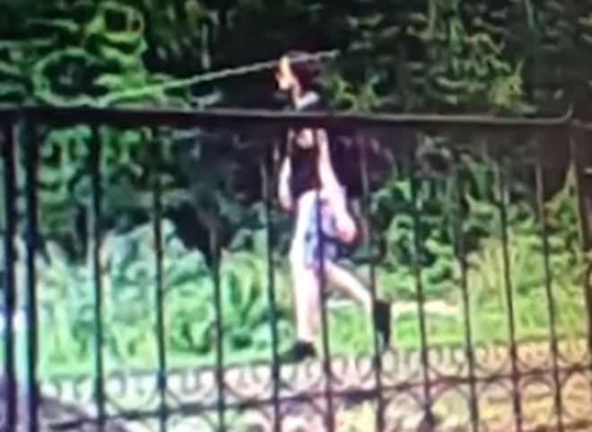 Опубликовано видео, на котором предполагаемый убийца пятилетней девочки идет с сумкой к оврагу