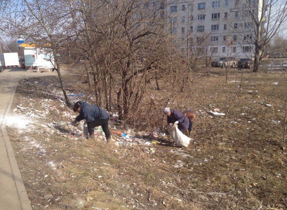 Фото: женщины убирают мусор за маршрутчиками в Недостоеве