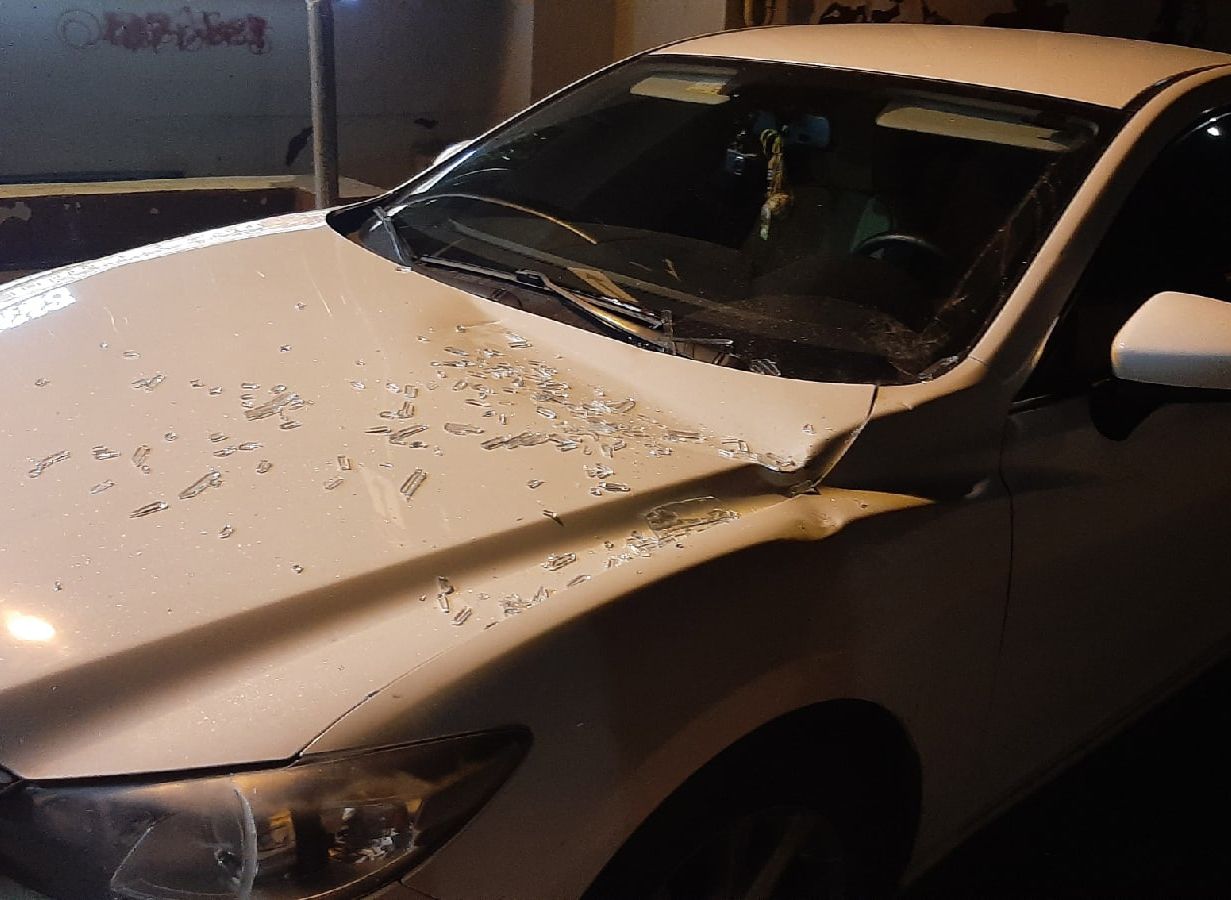 В Рязани окно рухнуло на припаркованный во дворе автомобиль