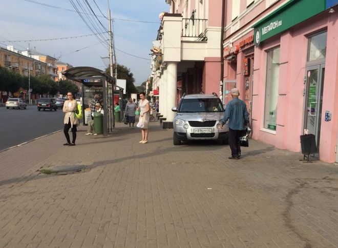 Фото: в центре Рязани водитель припарковался на тротуаре