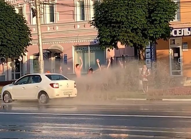 Видео: рязанцы принимают «автомобильный душ» после ливня