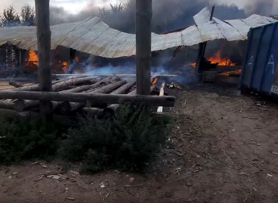 Рязанский пожарный показал на видео тушение пилорамы