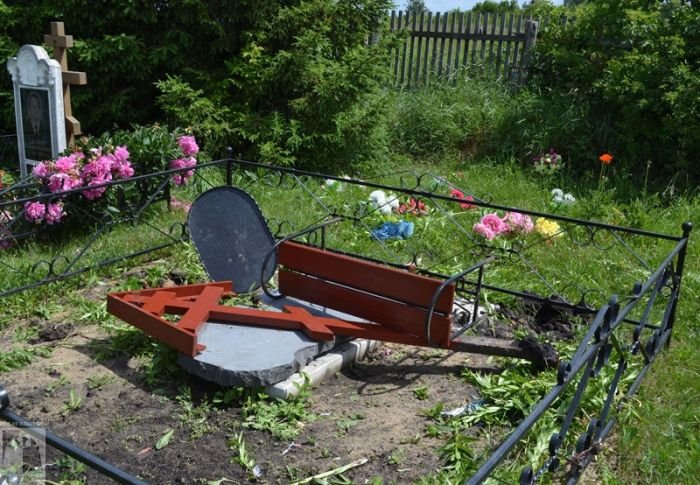 В Рязанской области женщина разгромила кладбище