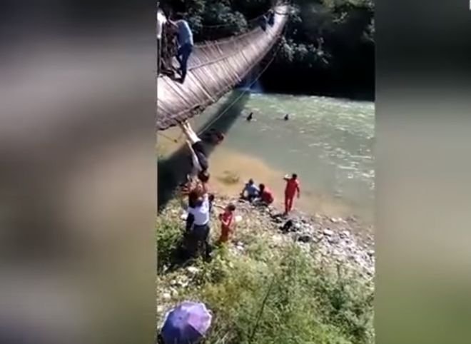 В Китае рухнул деревянный мост с туристами (видео)